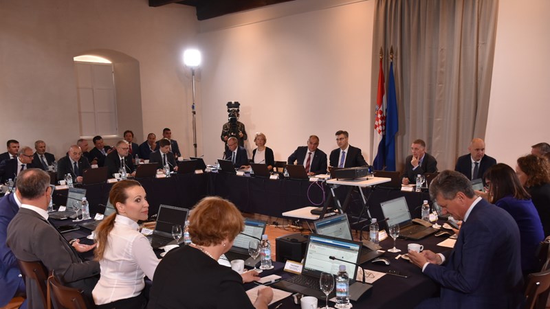 Predstavljeni projekti za razvoj otoka, zajedno s potpisanim ugovorima, vrijedni su više od 5,6 milijardi kuna